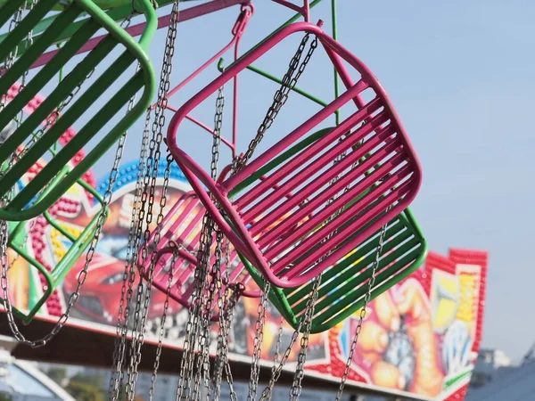 Belarus, Minsk, 2021 lunaparkta sallanıyor.