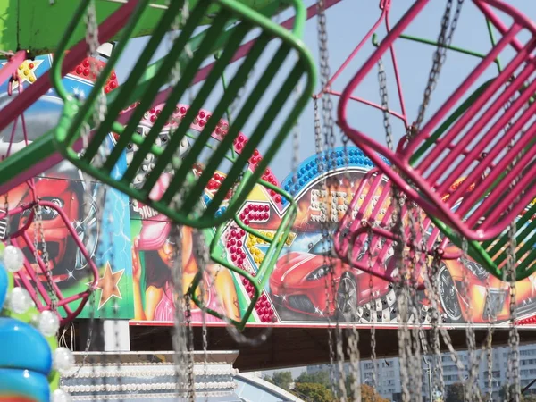 Belarus, Minsk, 2021 lunaparkta sallanıyor.