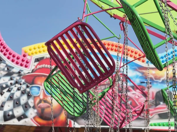 Belarus, Minsk, 2021 lunaparkta sallanıyor.