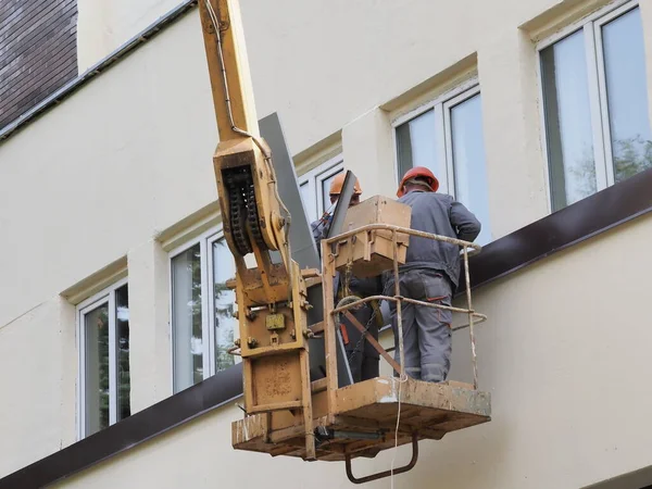 Belarus Minsk 2021 Construction Workers Overalls Paints Hydraulic Lift Repair — Stock Photo, Image