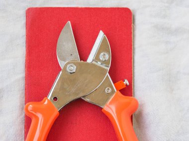 güçlü metal bahçe makası kırmızı saplı