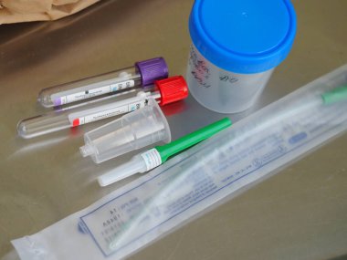 belarus,minsk,2021. Klinikteki masada analiz yapmak için renkli Vacu laboratuvar tüpleri.