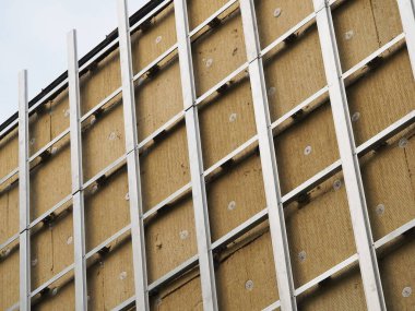 Bina duvarının mineral termal yalıtımlı termal yalıtımı. Metal yapı iskelesi