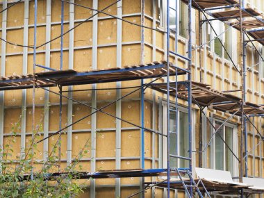 Bina duvarının mineral termal yalıtımlı termal yalıtımı. Metal yapı iskelesi