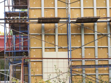 Bina duvarının mineral termal yalıtımlı termal yalıtımı. Metal yapı iskelesi