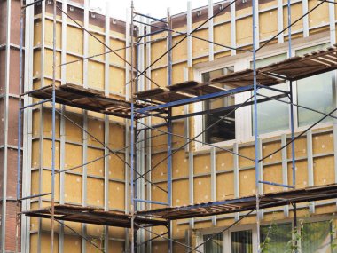 Bina duvarının mineral termal yalıtımlı termal yalıtımı. Metal yapı iskelesi