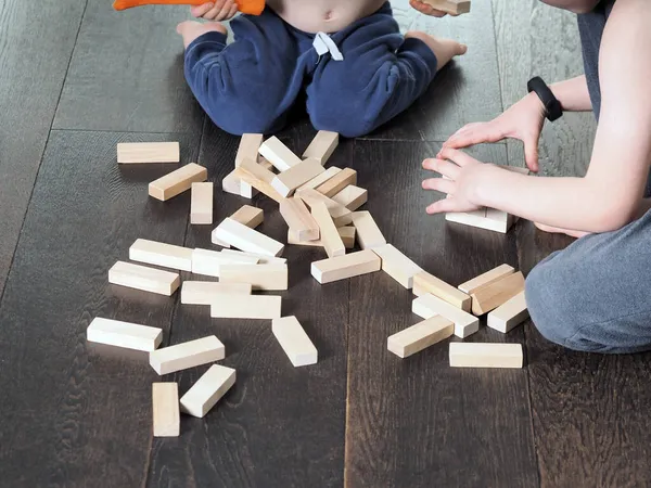 Mom Child Play Jenga Floor House — Stock Photo, Image