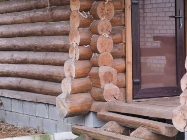 yuvarlak odunlar sauna evi duvarı