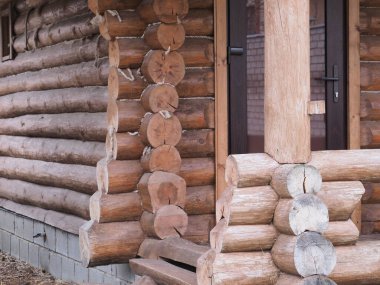 yuvarlak odunlar sauna evi duvarı