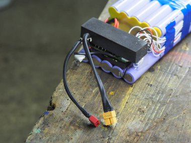 belarus,minsk,2021. elektrikli scooter tamir güç tedarik sistemi pil paketi