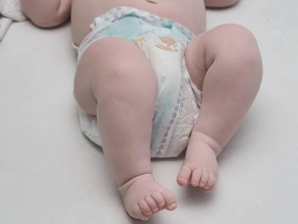 Belarus Minsk 2021 Los Pañales Marca Usan Bebé Acostado Cuna —  Fotos de Stock
