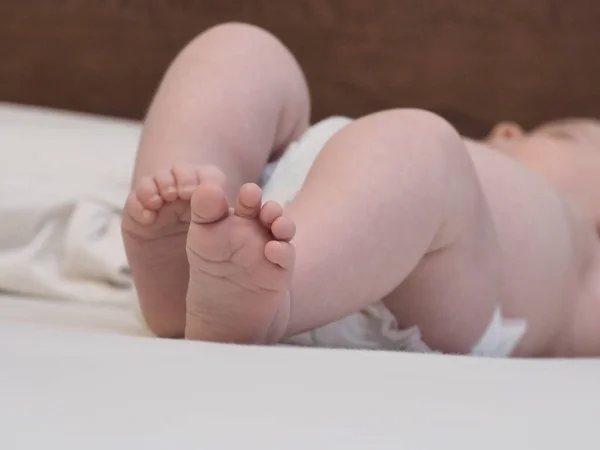 Belarus Minsk 2021 Los Pañales Marca Usan Bebé Acostado Cuna —  Fotos de Stock