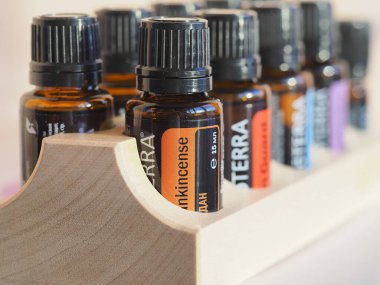 Doterra ruhani evi. Belarus, Minsk, 2021. Terapi derecesi. Sağlık dersinde gerekli yağlar.