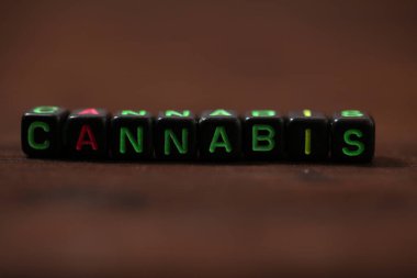 Çok renkli harfli bilezik. Kenevir yazımı.