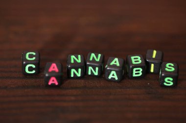 Çok renkli harfli bilezik. Kenevir yazımı.