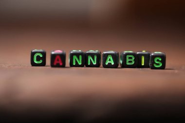 Çok renkli harfli bilezik. Kenevir yazımı.