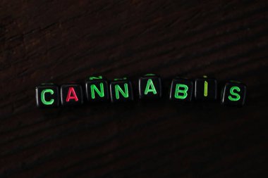 Çok renkli harfli bilezik. Kenevir yazımı.