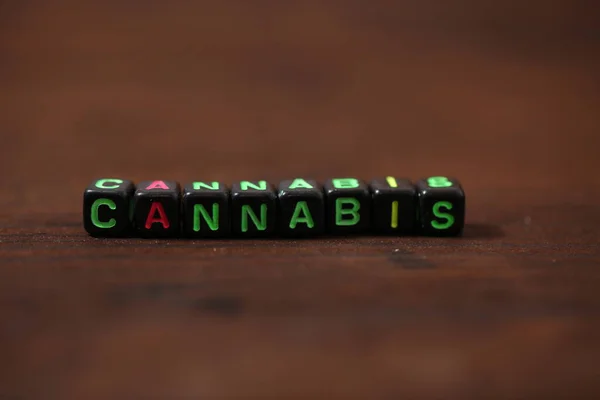 多色の文字が刻まれたブレスレット大麻 — ストック写真