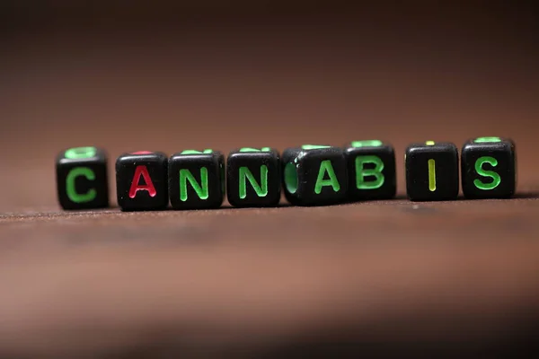 Pulsera Con Letras Multicolores Inscripción Cannabis — Foto de Stock