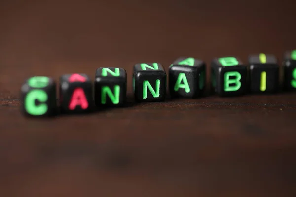 Karkötő Többszínű Betűkkel Felirat Cannabis — Stock Fotó