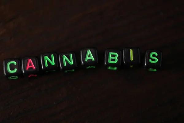 Pulseira Com Letras Multicoloridas Inscrição Cannabis — Fotografia de Stock