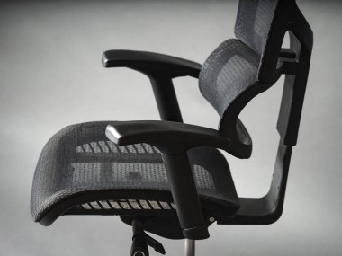 Bilgisayarda çalışmak için ergonomik modern sandalye