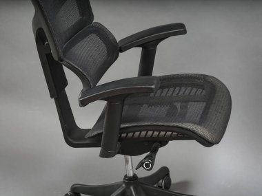 Bilgisayarda çalışmak için ergonomik modern sandalye