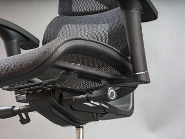 Bilgisayarda çalışmak için ergonomik modern sandalye