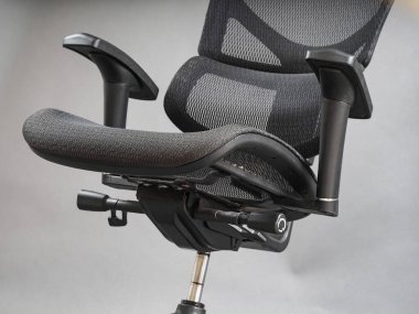 Bilgisayarda çalışmak için ergonomik modern sandalye