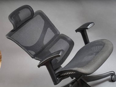 Bilgisayarda çalışmak için ergonomik modern sandalye