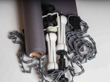 Eski rulo ve bağlama sistemi kağıt grisi arka plan. Ağırlık ve ekipman plastik zincirli