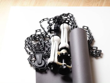 Eski rulo ve bağlama sistemi kağıt grisi arka plan. Ağırlık ve ekipman plastik zincirli