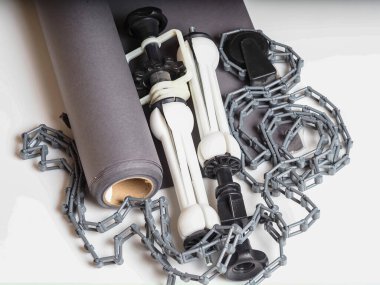 Eski rulo ve bağlama sistemi kağıt grisi arka plan. Ağırlık ve ekipman plastik zincirli