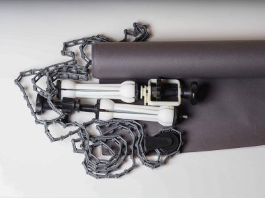 Eski rulo ve bağlama sistemi kağıt grisi arka plan. Ağırlık ve ekipman plastik zincirli