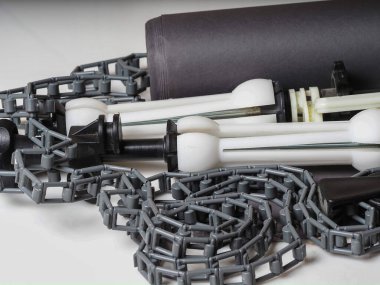 Eski rulo ve bağlama sistemi kağıt grisi arka plan. Ağırlık ve ekipman plastik zincirli