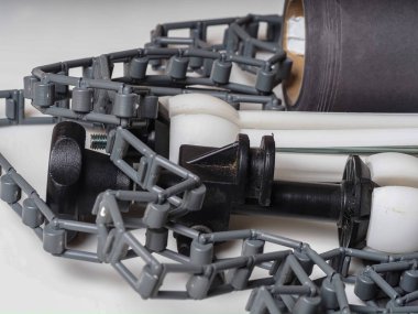 Eski rulo ve bağlama sistemi kağıt grisi arka plan. Ağırlık ve ekipman plastik zincirli