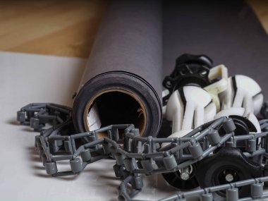 Eski rulo ve bağlama sistemi kağıt grisi arka plan. Ağırlık ve ekipman plastik zincirli