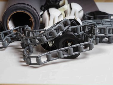 Eski rulo ve bağlama sistemi kağıt grisi arka plan. Ağırlık ve ekipman plastik zincirli