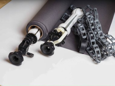 Eski rulo ve bağlama sistemi kağıt grisi arka plan. Ağırlık ve ekipman plastik zincirli