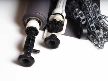 Eski rulo ve bağlama sistemi kağıt grisi arka plan. Ağırlık ve ekipman plastik zincirli