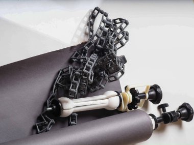 Eski rulo ve bağlama sistemi kağıt grisi arka plan. Ağırlık ve ekipman plastik zincirli