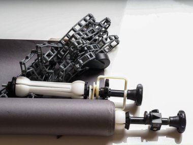 Eski rulo ve bağlama sistemi kağıt grisi arka plan. Ağırlık ve ekipman plastik zincirli