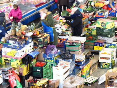 Belarus, Minsk, 2021 sebze pazarı taze meyve sergisi