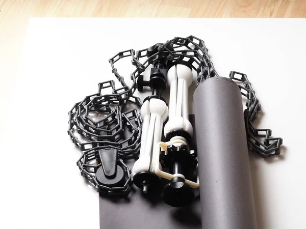 Eski rulo ve bağlama sistemi kağıt grisi arka plan. Ağırlık ve ekipman plastik zincirli