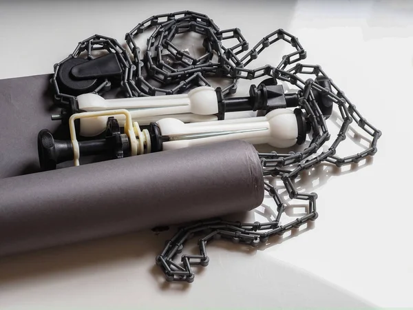 Eski rulo ve bağlama sistemi kağıt grisi arka plan. Ağırlık ve ekipman plastik zincirli