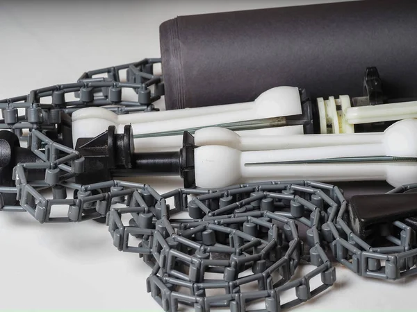 Eski rulo ve bağlama sistemi kağıt grisi arka plan. Ağırlık ve ekipman plastik zincirli