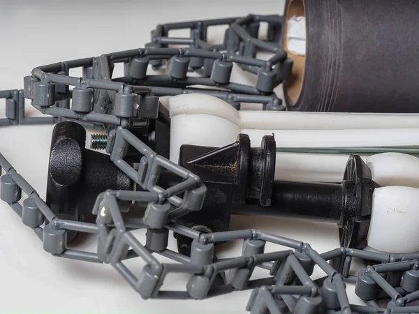 Eski rulo ve bağlama sistemi kağıt grisi arka plan. Ağırlık ve ekipman plastik zincirli