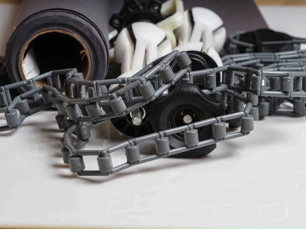 Eski rulo ve bağlama sistemi kağıt grisi arka plan. Ağırlık ve ekipman plastik zincirli