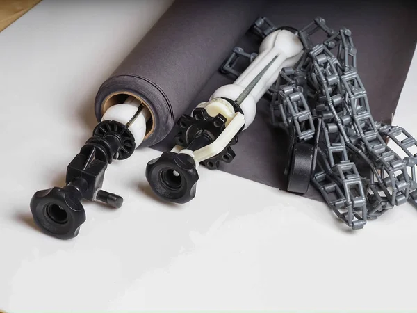 Eski rulo ve bağlama sistemi kağıt grisi arka plan. Ağırlık ve ekipman plastik zincirli