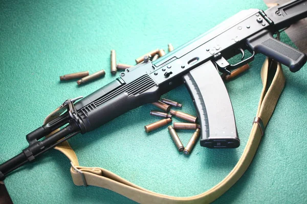 ダミー武器カラシニコフ機関銃子供のおもちゃ — ストック写真